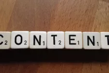 Alfapet-brickor som visar ordet "content". Foto.